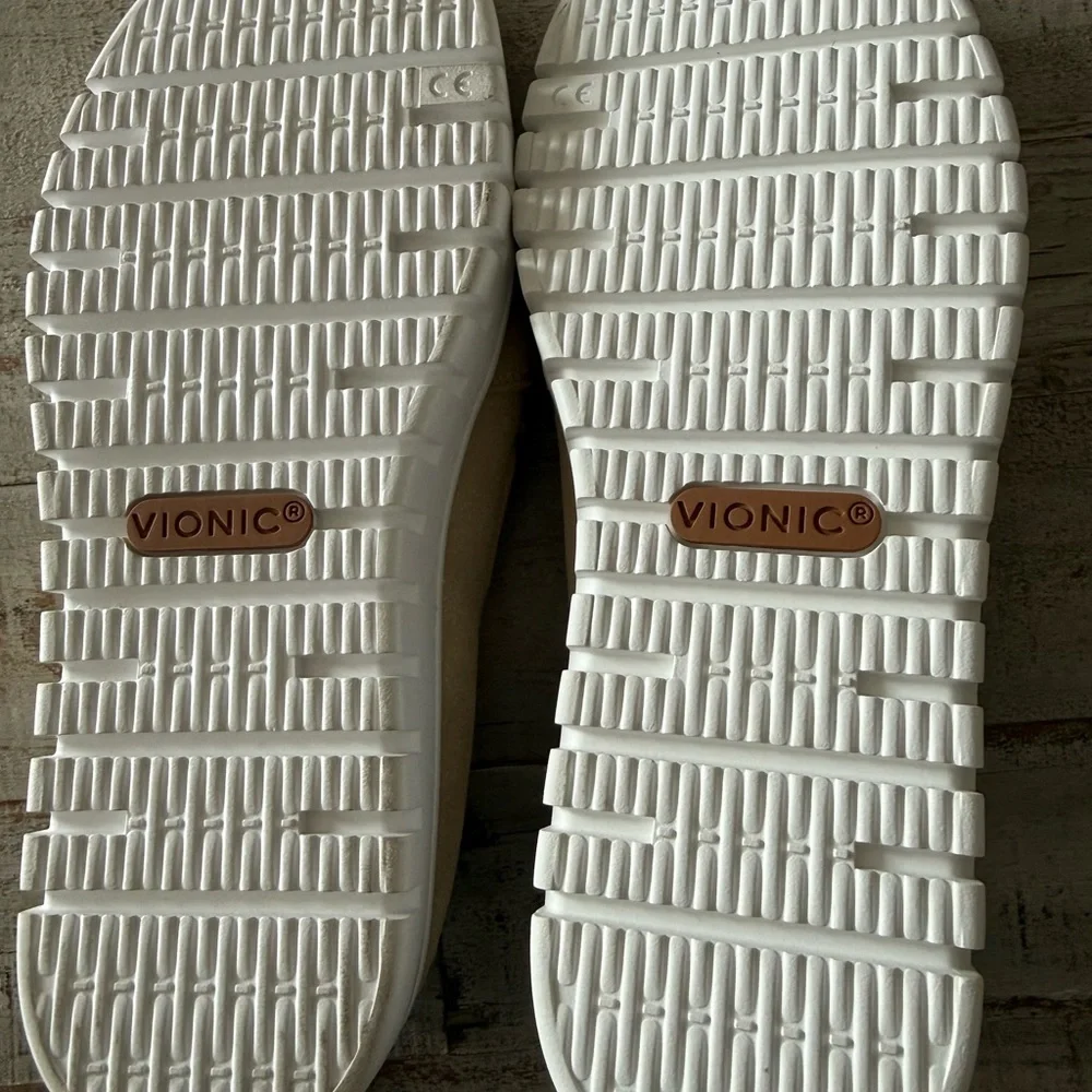 Vionic Uptown Hybrid Penny Loafer in Gold Womens Sz 9 W Wide New Without Box - Picture 5 of 8